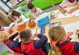 Varios alumnos en un aula.