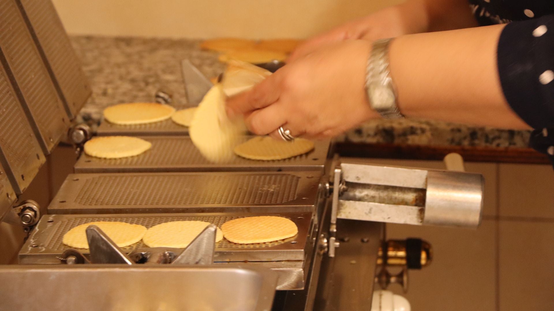 Así se hacen las galletas más famosas de Sahagún