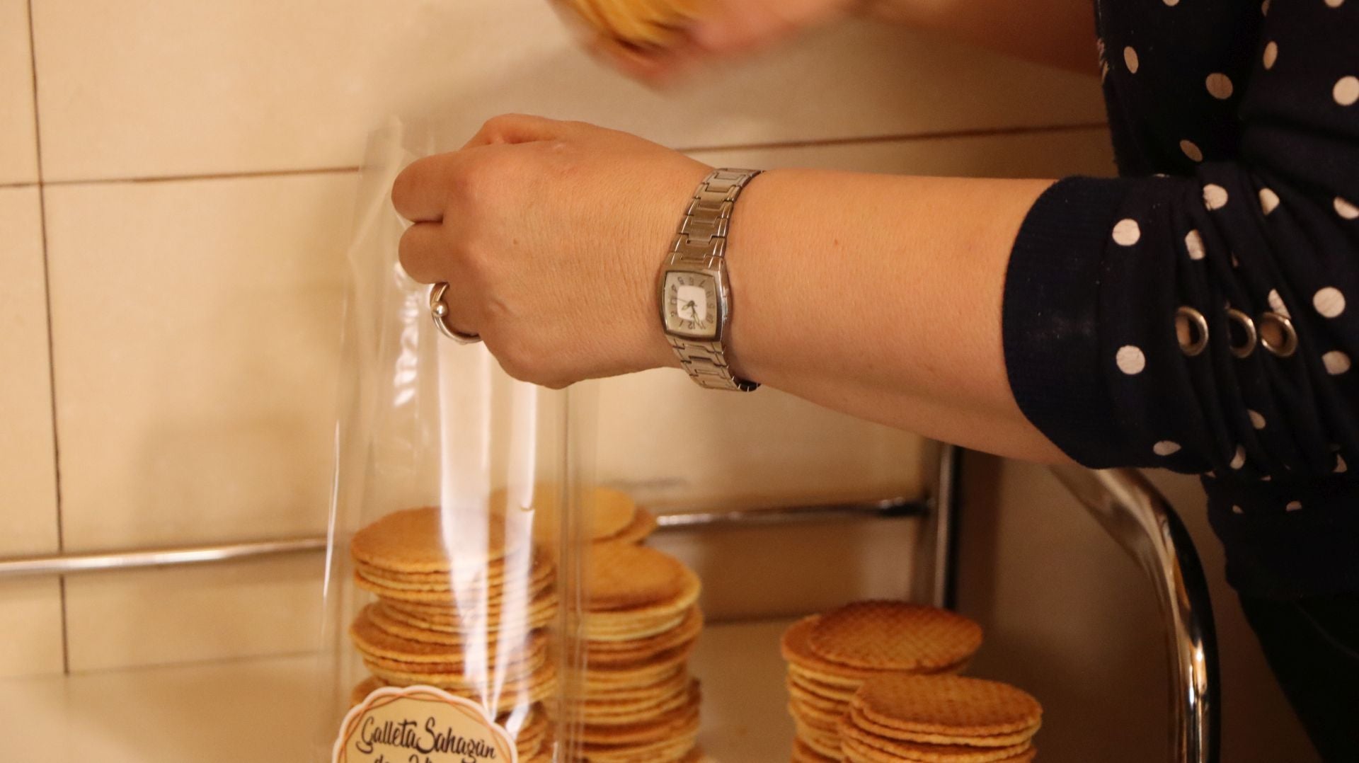 Así se hacen las galletas más famosas de Sahagún