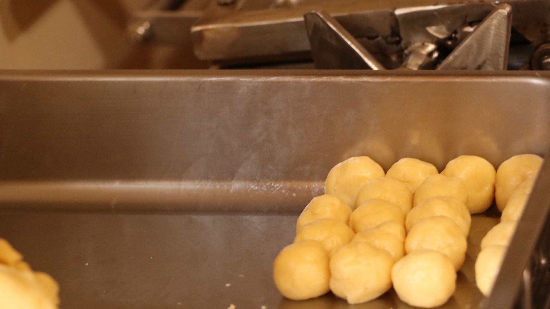 Así se hacen las galletas más famosas de Sahagún