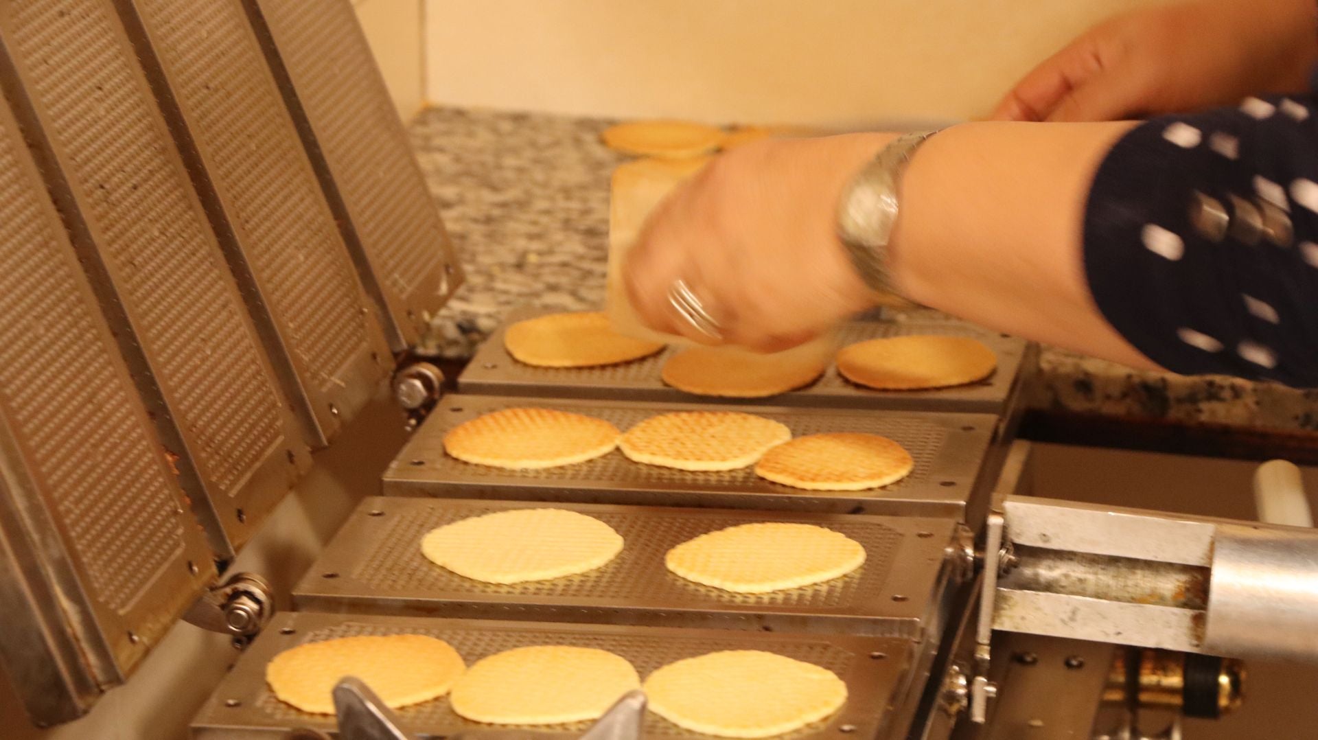 Así se hacen las galletas más famosas de Sahagún