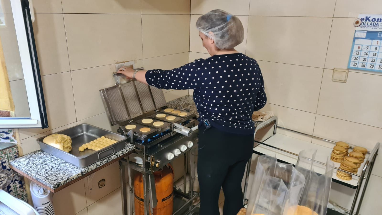 Así se hacen las galletas más famosas de Sahagún