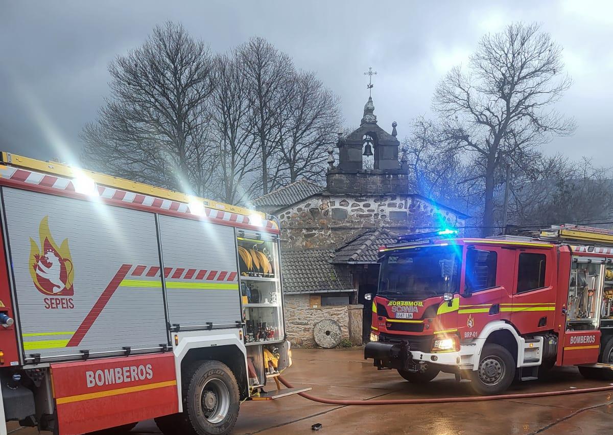 Imagen secundaria 1 - Prenden fuego «intencionadamente» al garaje de la pedánea de un pueblo de León