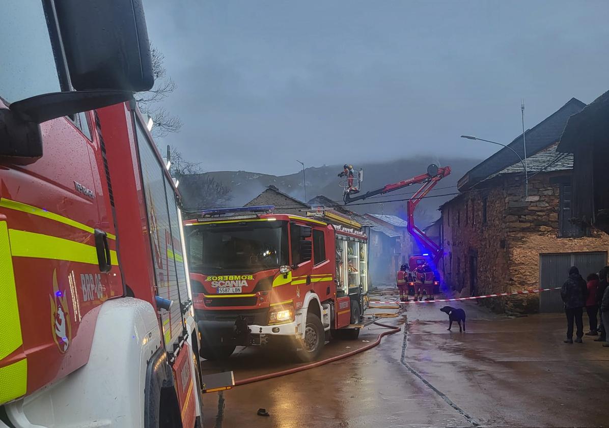 Imagen principal - Prenden fuego «intencionadamente» al garaje de la pedánea de un pueblo de León