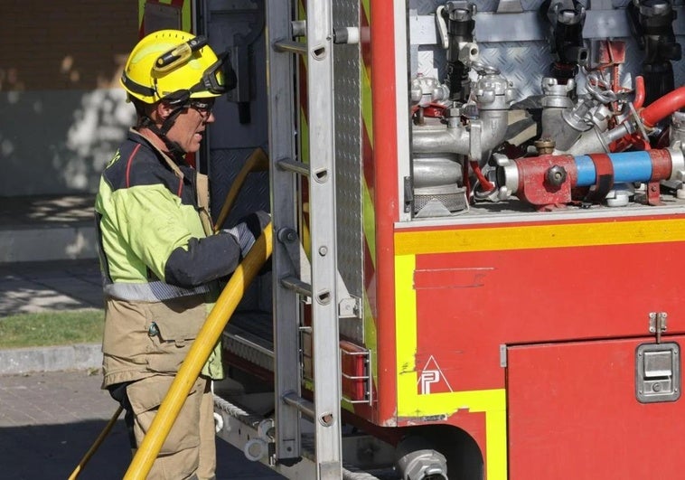 El fallo de una manta eléctrica sobre un sofá provoca un incendio en una vivienda