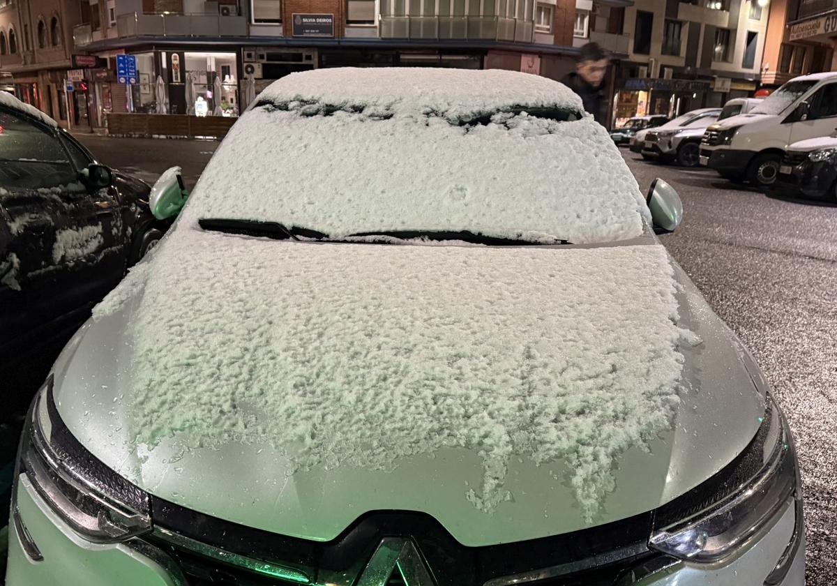 Nieve sobre un vehículo en León capital.