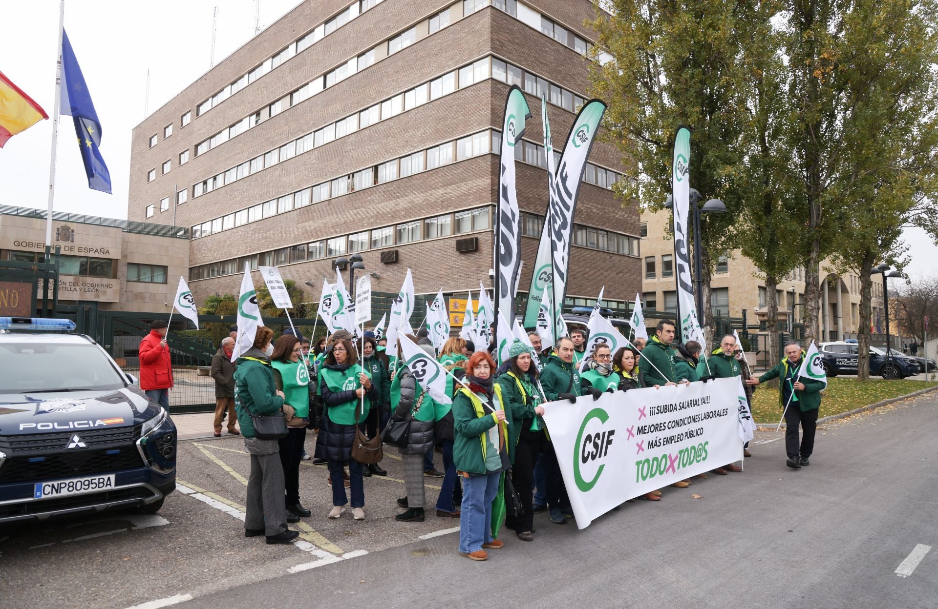 Protesta de usuarios de Muface frente a la Delegación del Gobierno de Castilla y León el 16 de diciembre de 2024