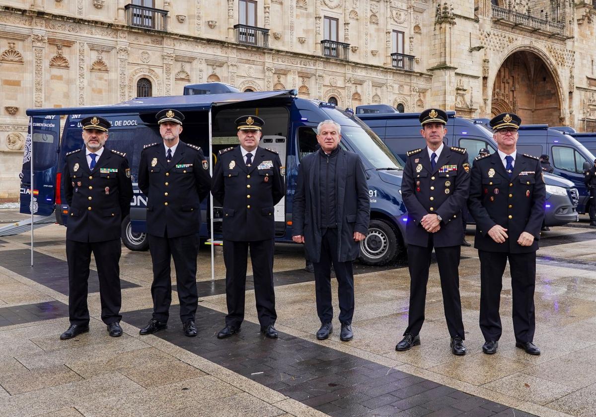 El delegado del Gobierno, Nicanor Sen, y el jefe superior de Policía de Castilla y León, Juan Carlos Hernández Muñoz, presentan las nuevas unidades móviles de documentación (Vidoc) de la Policía Nacional.