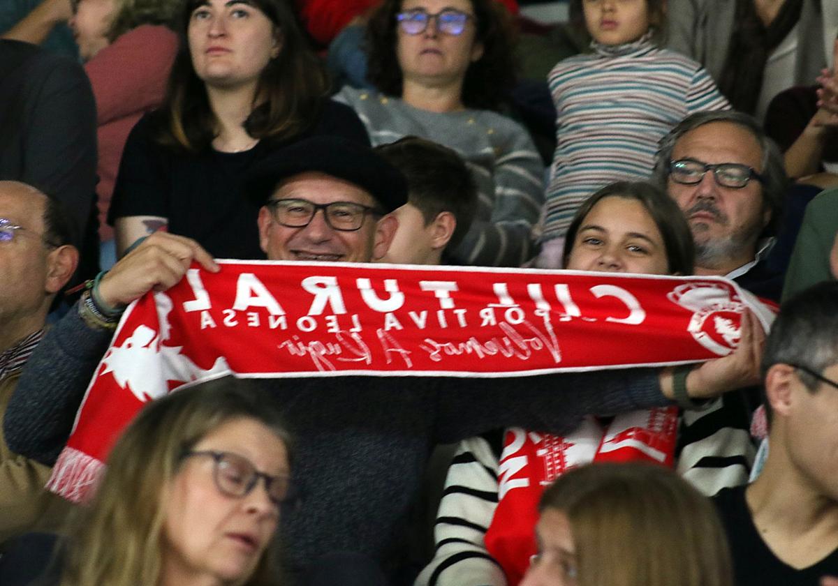 Aficionados en la grada del Palacio de los Deportes de León.