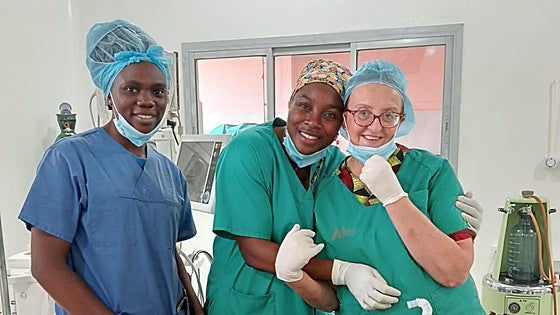 La difícil labor de ser anestesista en Camerún: «Se rompen una pierna y van al curandero»