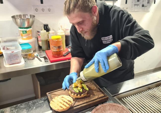 El jefe de cocina ultima los detalles.