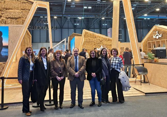 Encuentro de representantes de La Bañeza y Paradores en Fitur.