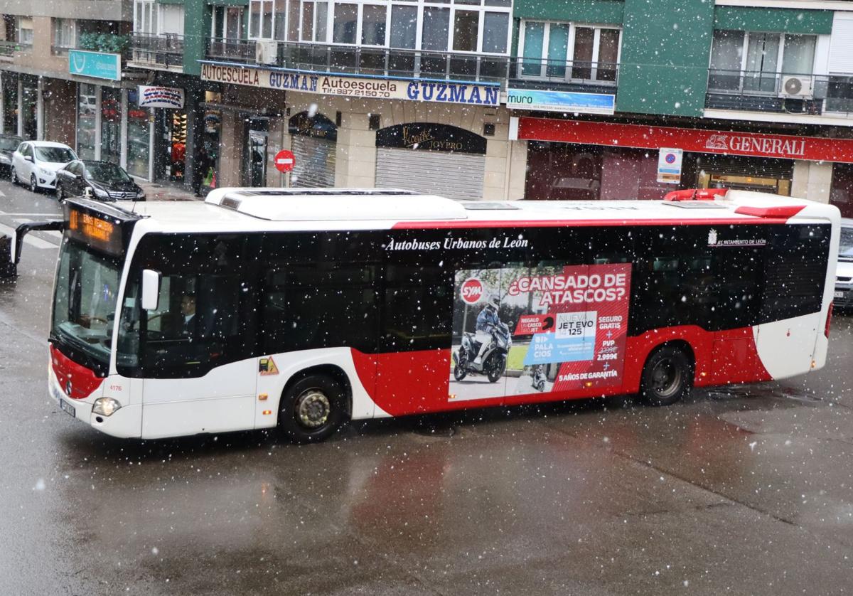 Un autobús circula bajo la nevada en la avenida República Argentina de León