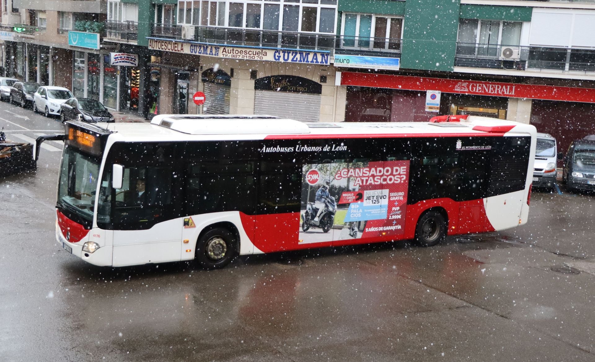 La nieve reaparece en León con la borrasca Ivo