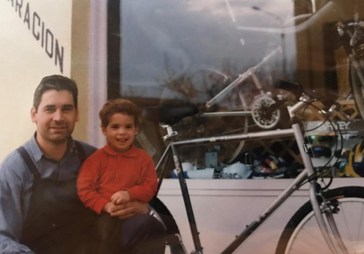 Ramón y su hijo Jaime, de La Casa de la Bici, hace 25 años