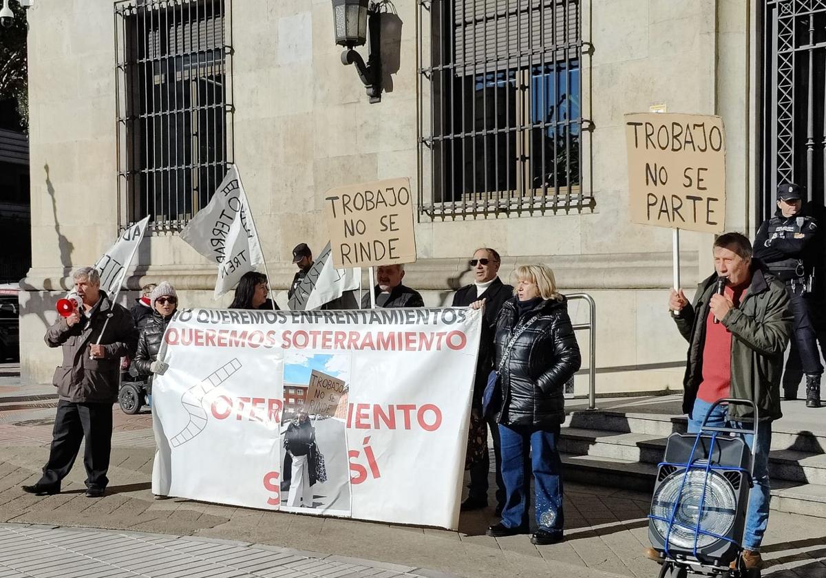 Miembros de la plataforma por el soterramiento se concentran este viernes para reclamar una solución para la integración de las vías en su localidad.