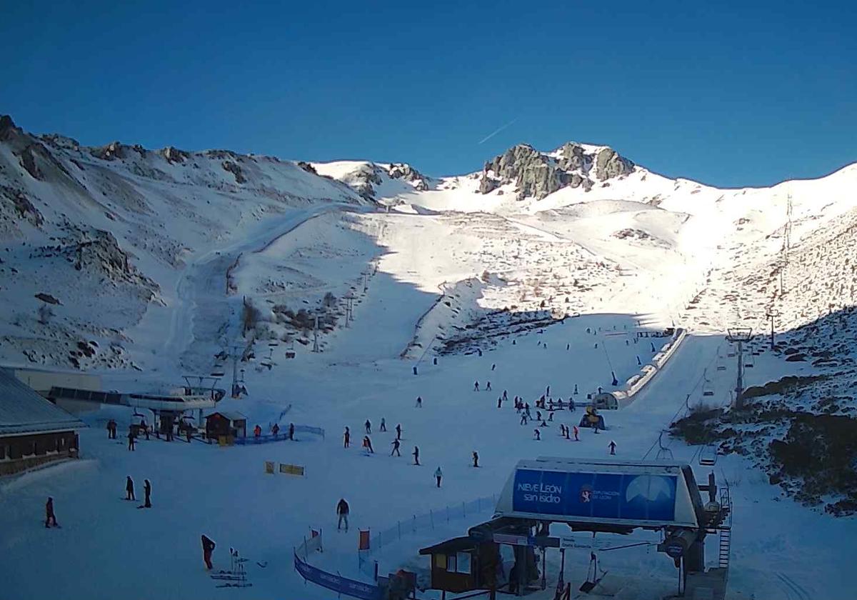 Esquiadores en las pistas de San Isidro, repletas de nieve acumulada y tras marcar la mínima de la provincia con ocho grados bajo cero.