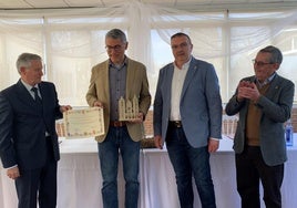 Entrega de la distinción al director de la Estación Biológica de Doñana, Eloy Revilla.