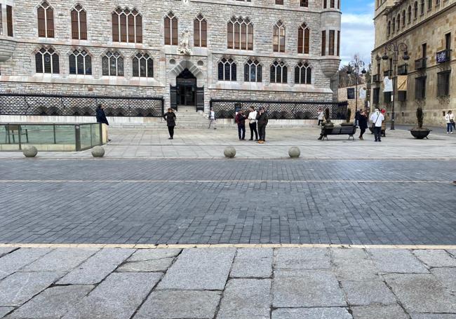 Cuatro personas esperan en el centro de la plaza de Botines por la concentración.