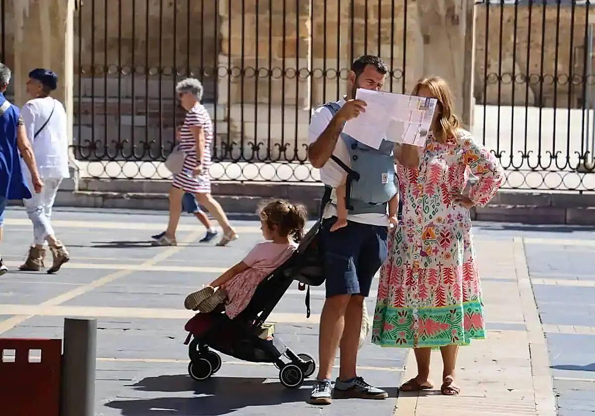 Turistas en la plaza de Regla de León.