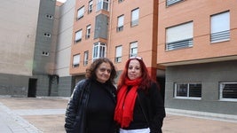 Vecinas de las viviendas sociales en la calle Fontañán.