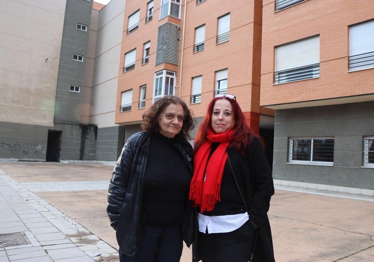 Vecinas de las viviendas sociales en la calle Fontañán.