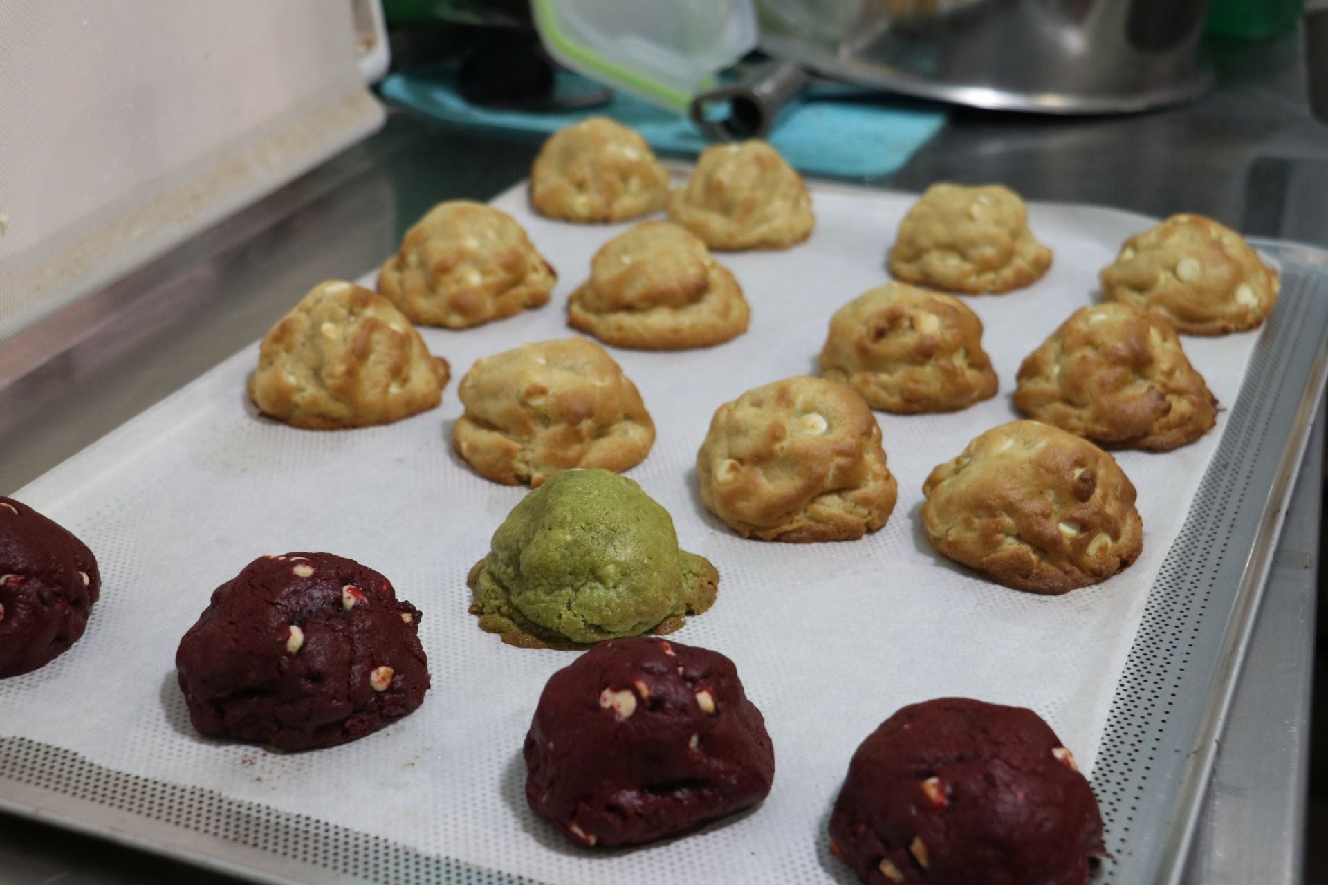 Imagen del proceso de elaboración de las crumbl cookies.