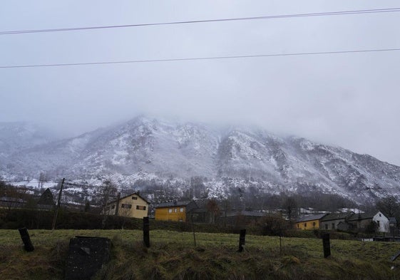 La nieve sigue presente en la montaña leonesa.