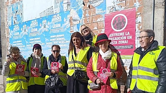 Vox coloca carteles contra los migrantes del Chalé de Pozo: «¡Extreme la precaución!»