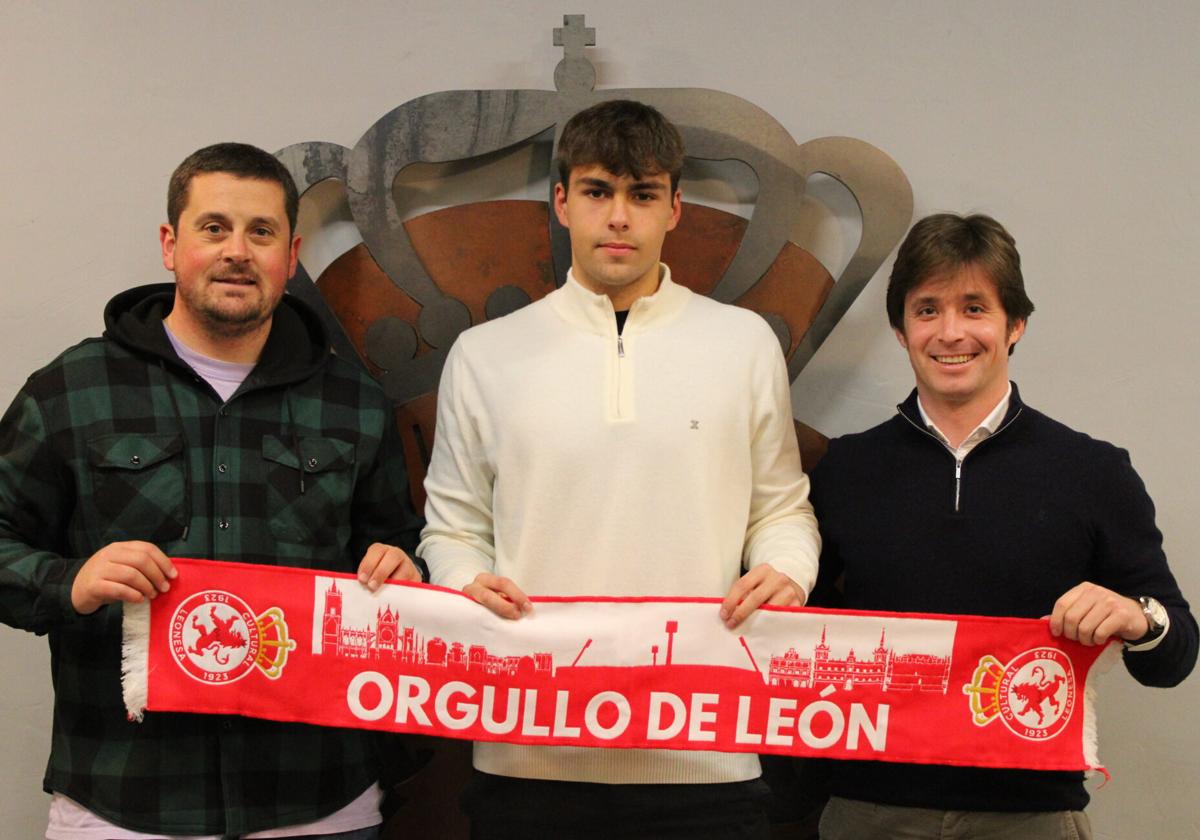 Nico Ares, junto al director deportivo de la Cultural, José Manzanera, y el director de cantera, Viti Matos.