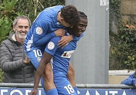 El exculturalista Berto y Coulibaly celebran un gol del Amorebieta.
