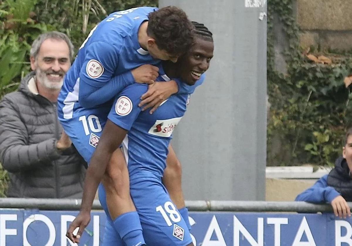 El exculturalista Berto y Coulibaly celebran un gol del Amorebieta.