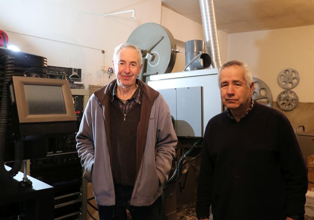 Marco y Luis Sánchez Gómez, hermanos propietarios del Cine Mary de Cistierna.