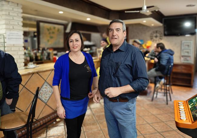 Reyes y Jesús frente a la barra de la cafetería de su local en Puente Villarente.