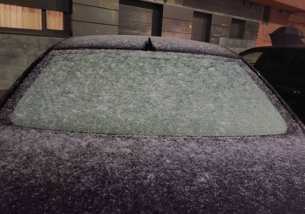 Imagen principal - La nieve de la &#039;bestia del este&#039; alcanza León ciudad de madrugada