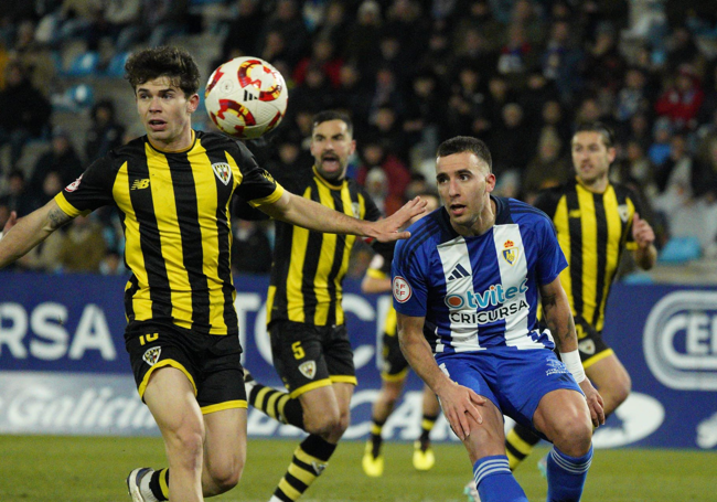 Acción del encuentro entre la Deportiva y el Barakaldo