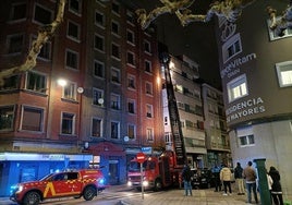 Bomberos de León revisan el estado de la fachada.