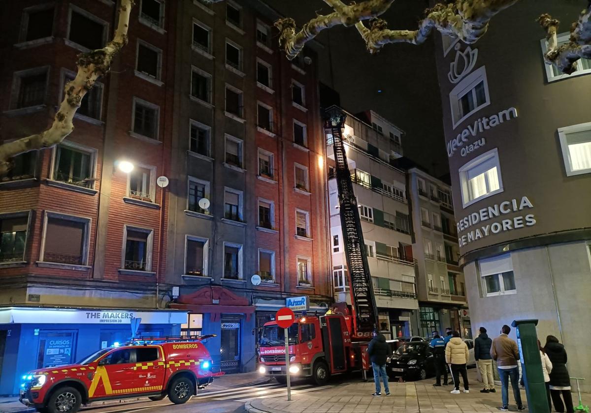 Bomberos de León revisan el estado de la fachada.