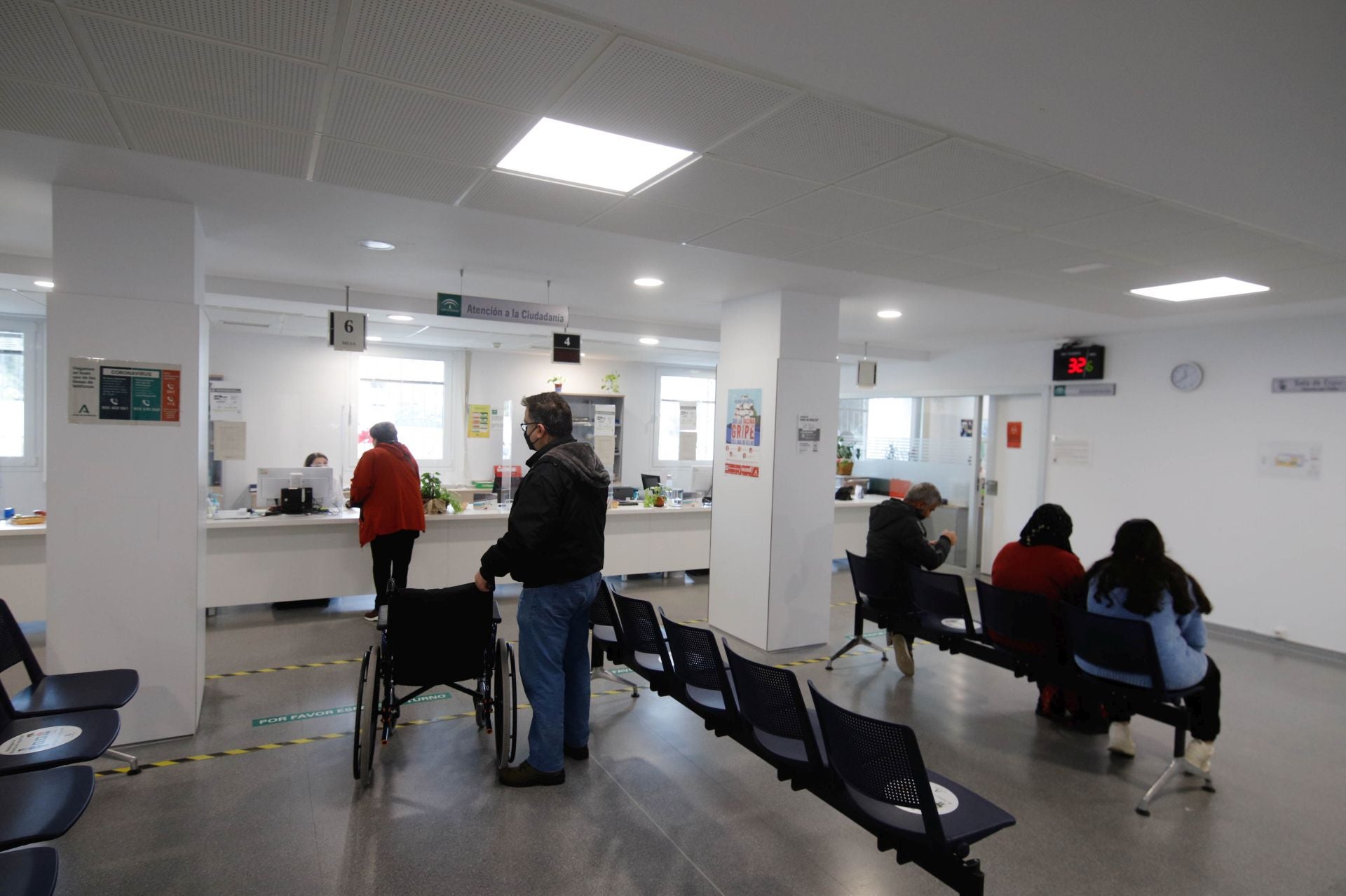 Pacientes esperan a ser atendidos en un centro de salud en una imagen de archivo.