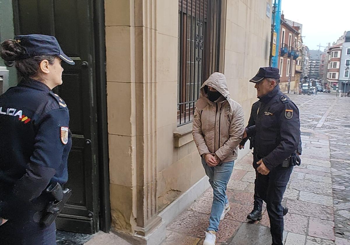 El acusado por meter a su expareja en el maletero de su coche llega a la Audiencia Provincial de León donde hoy se ha celebrado el juicio.