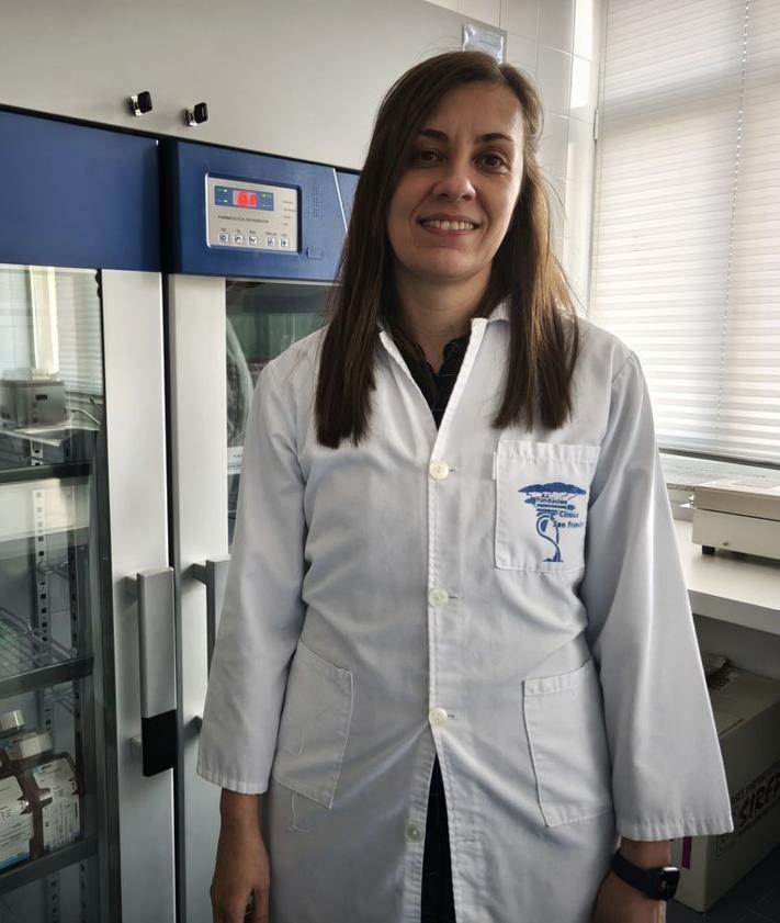 Imagen secundaria 2 - Sonsoles recubriendo los paquetes de las donaciones, Cristina y Leire en la Sala Blanca y Elena en uno de los laboratorios.