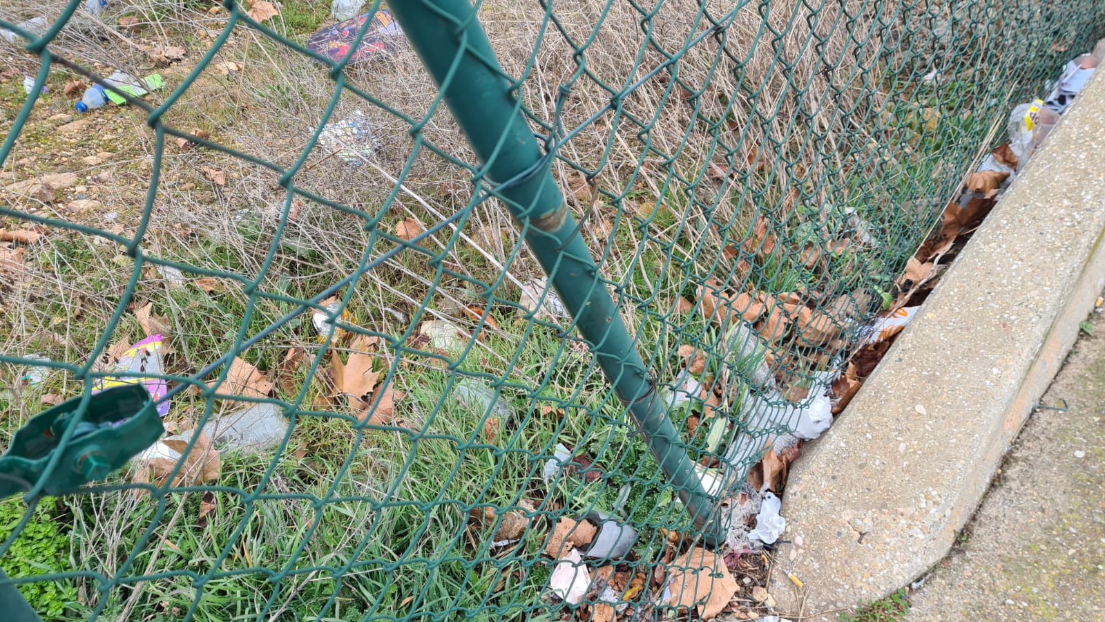 Basura acumulada junto a la estación de trenes