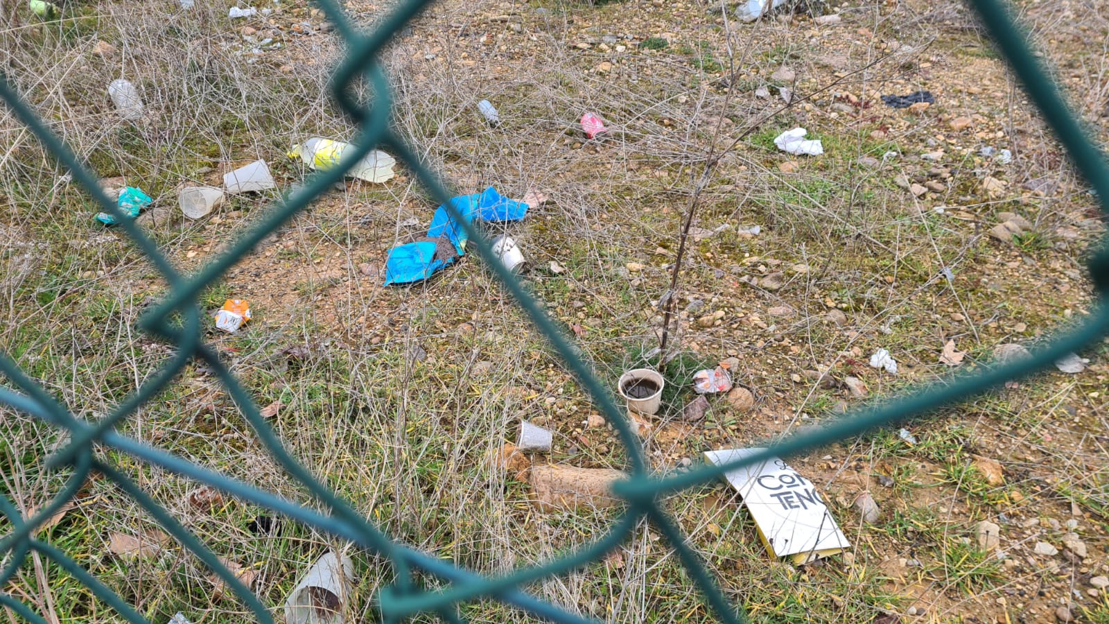 Basura acumulada junto a la estación de trenes