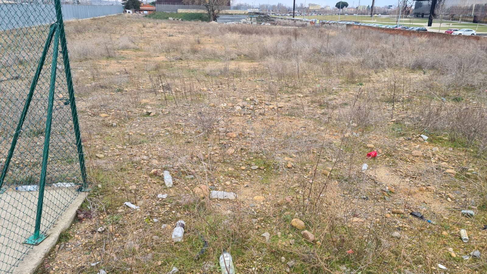 Basura acumulada junto a la estación de trenes