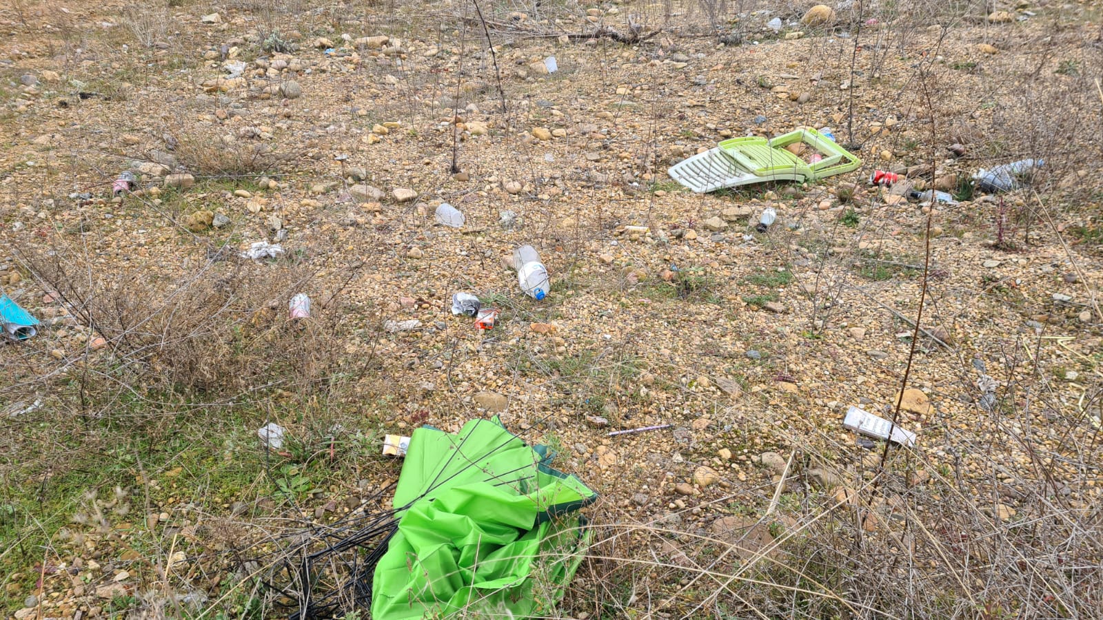 Basura acumulada junto a la estación de trenes