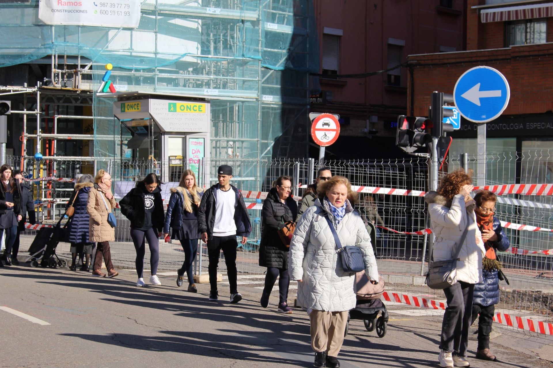 La insegura falta de acera por las obras en El Espolón