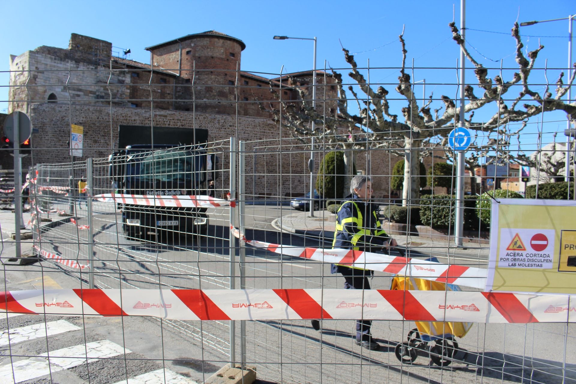 La insegura falta de acera por las obras en El Espolón