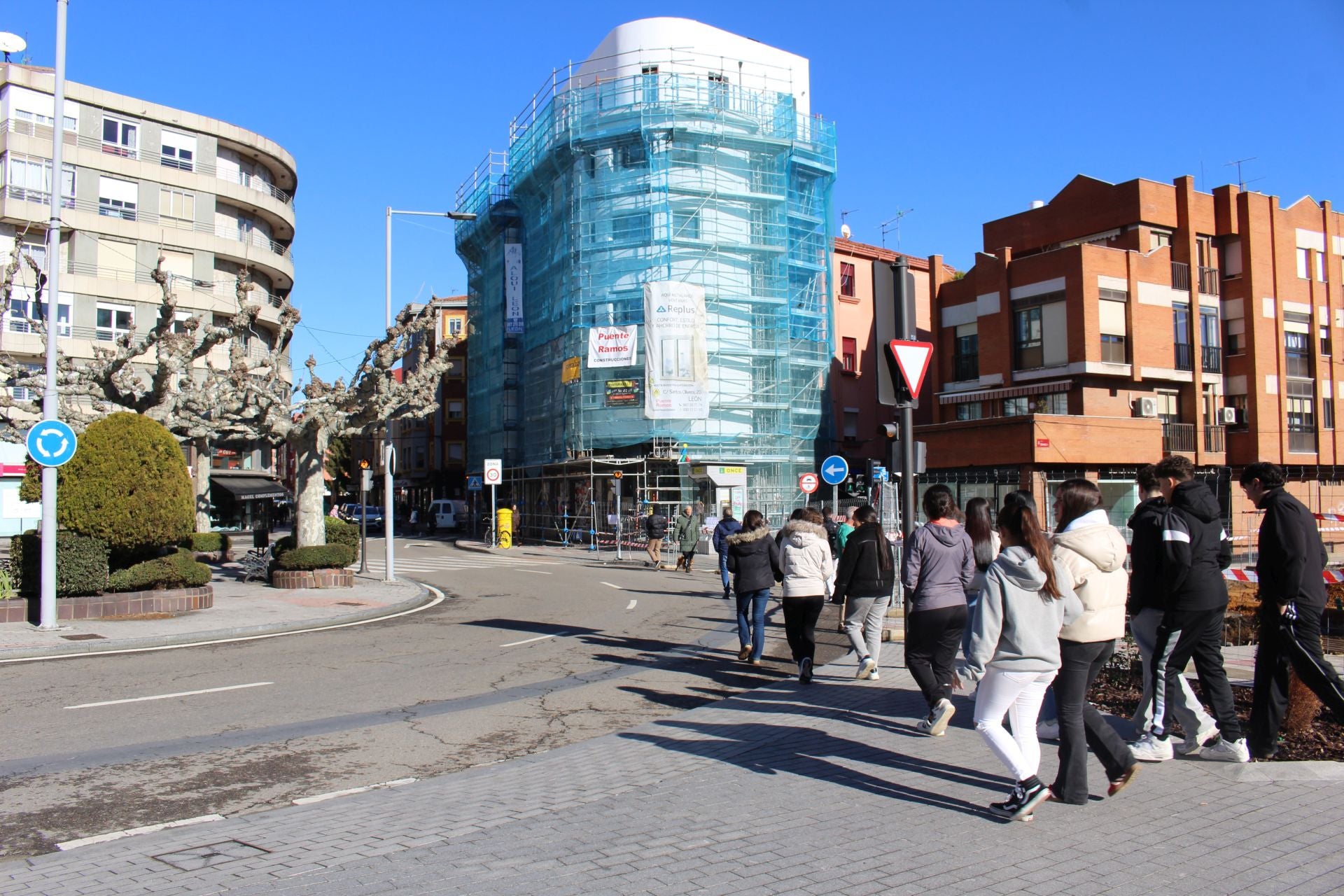 La insegura falta de acera por las obras en El Espolón