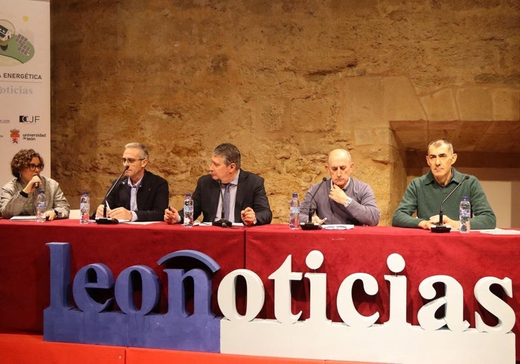 Silvia García Rojo, periodista; Vicente Álvarez, concejal del Ayuntamiento de Villaquilambre; Luis Miguel García Copete, concejal del Ayuntamiento de León; Arturo Franco, arquitecto y socio propietario de construcciones Julian Franco e Ignacio Guerra, profesor de la escuela de Ingeniería Agraria y Forestal de la ULE.