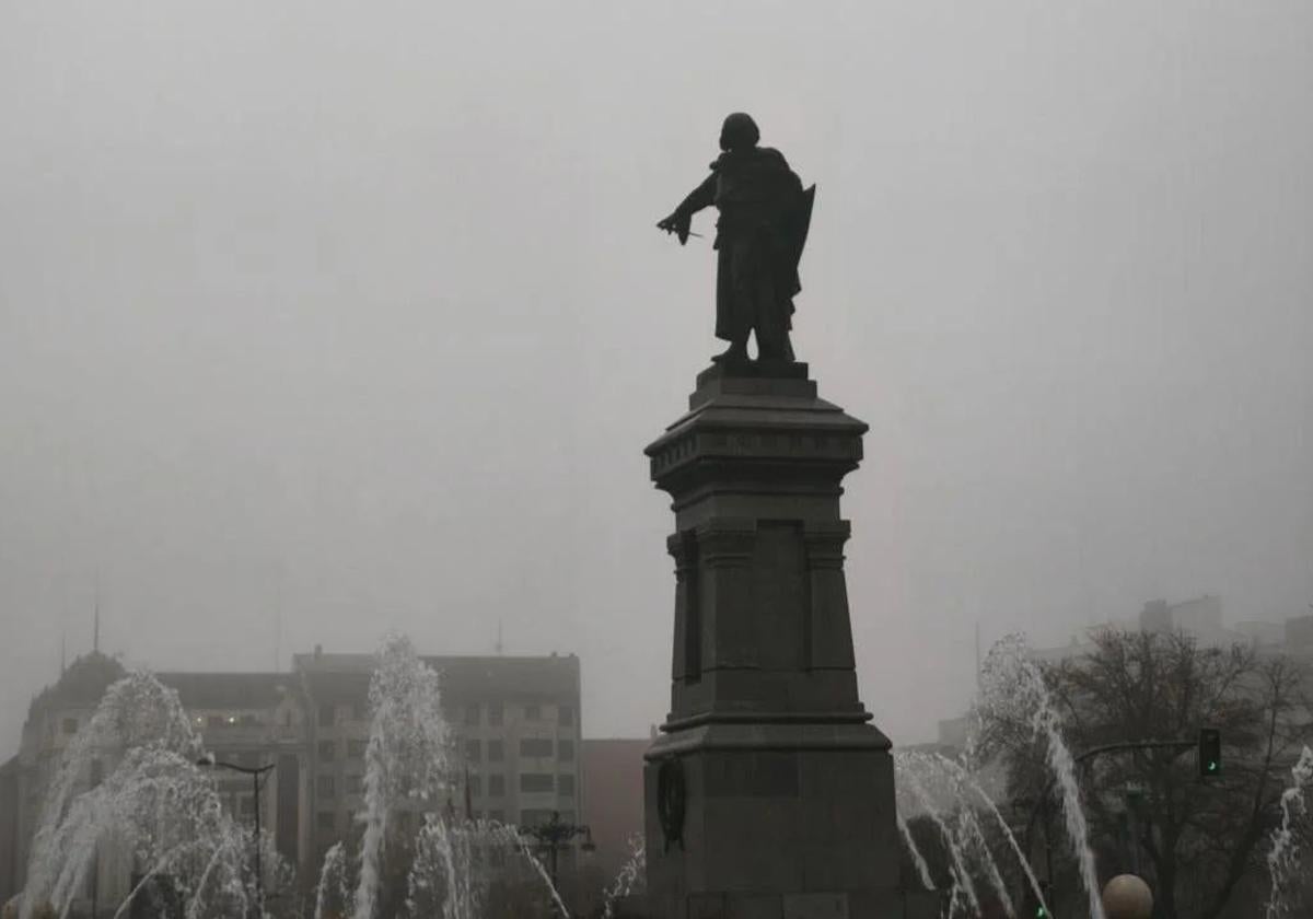 La niebla en la plaza de Guzmán.